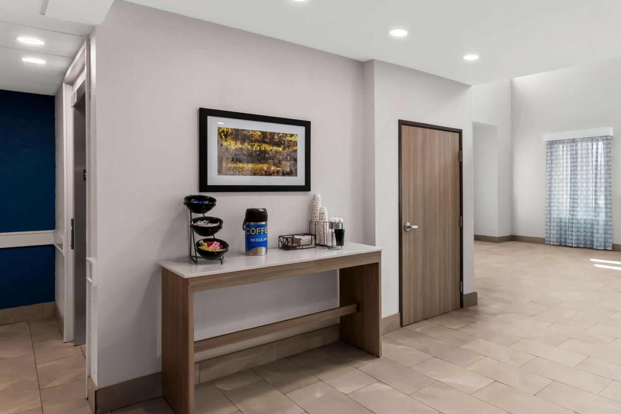 Sonesta Essential La Porte Luaran gambar