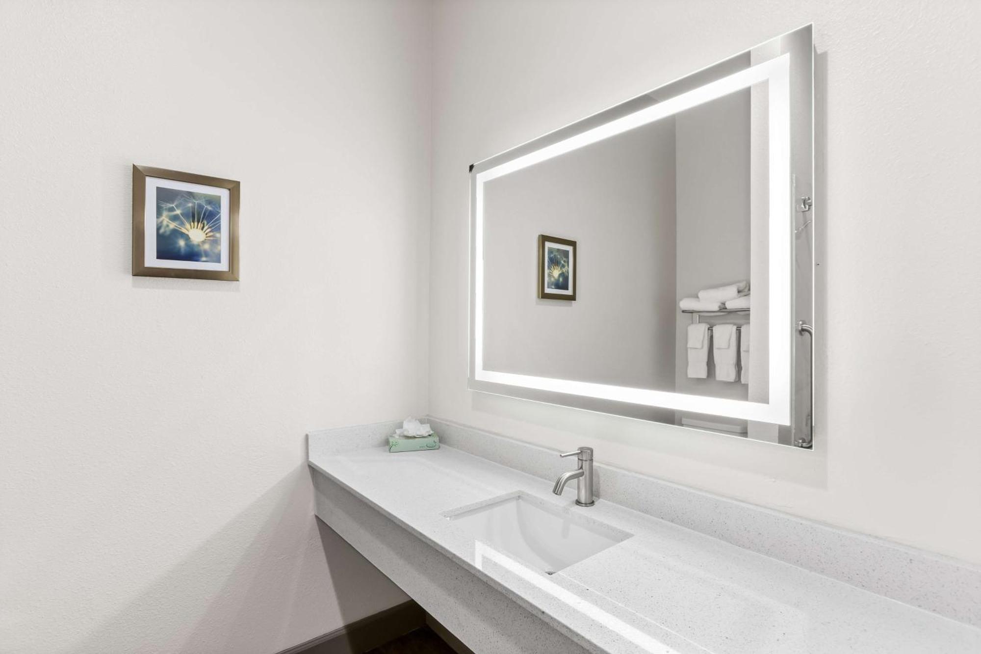 Sonesta Essential La Porte Luaran gambar