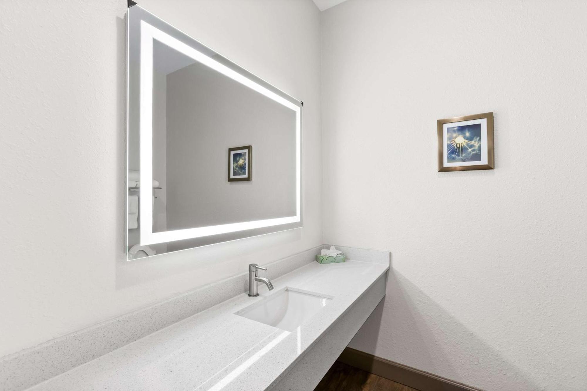 Sonesta Essential La Porte Luaran gambar