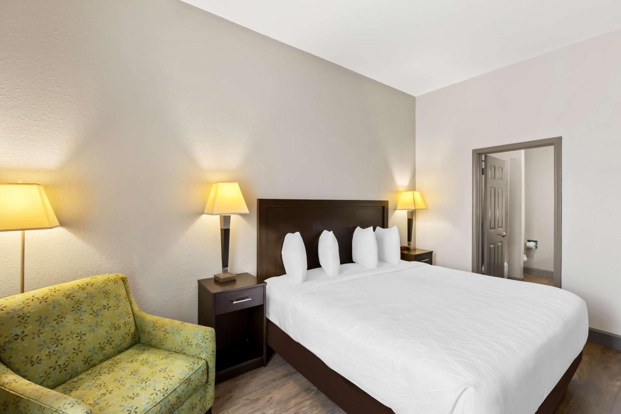 Sonesta Essential La Porte Luaran gambar