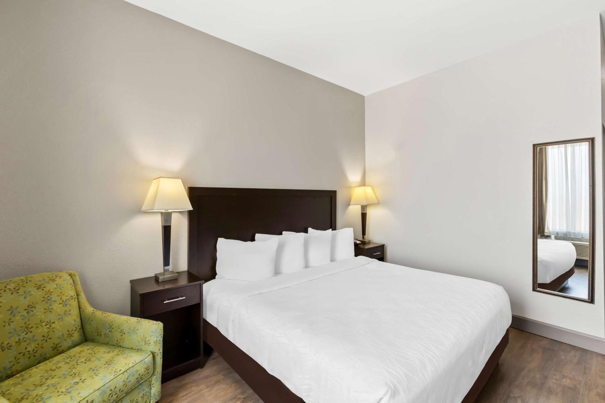Sonesta Essential La Porte Luaran gambar