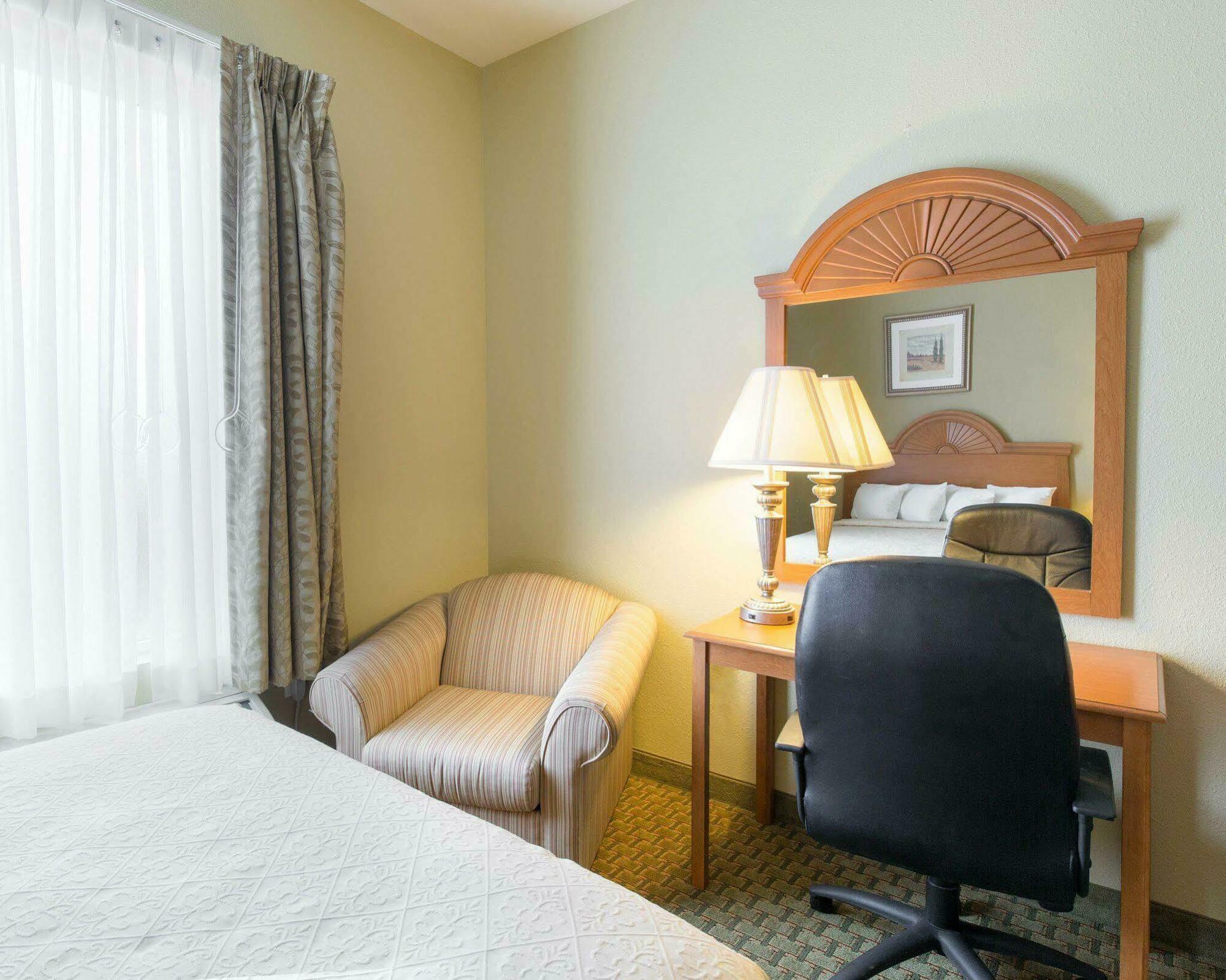 Sonesta Essential La Porte Luaran gambar